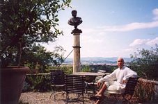 l'artista sorpreso in un momento di riposo nel giardino pensile di villa BCKLIN